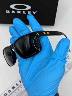 Oakley Holbrook - polished black glossy frame 57/18 gold accents